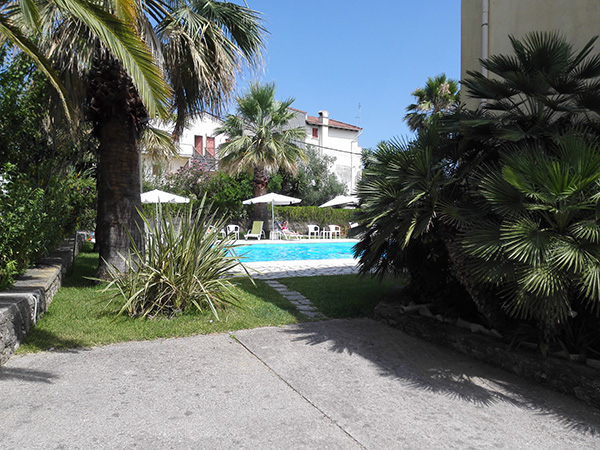 Eget basseng utenfor leiligheten på Korfu.